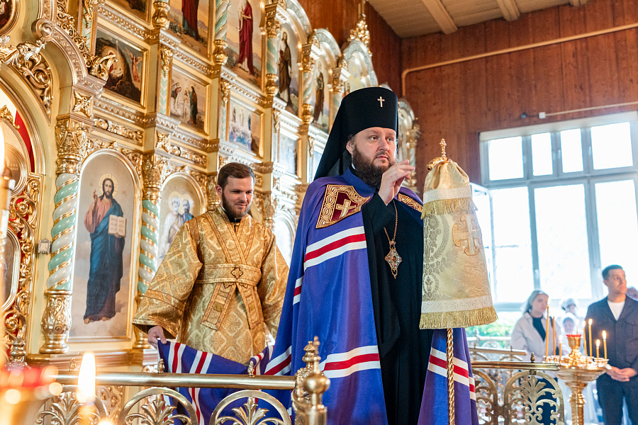 Архиерейское богослужение в Петропавловском храме посёлка Малаховка г.о. Люберцы